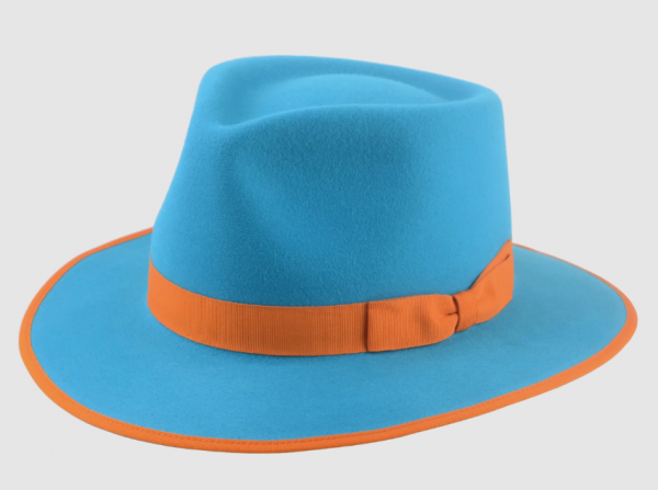 Topi Panama dengan Warna Terang yang Kontras